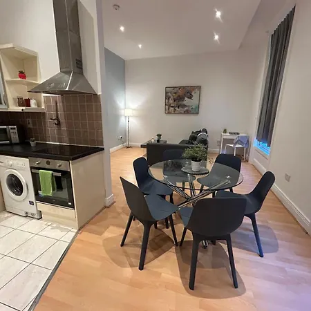 Deluxe In Talbot Street Sleeps 6 *